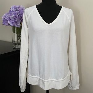 Women’s Moda White V-Neck Bottom Tie Pullover